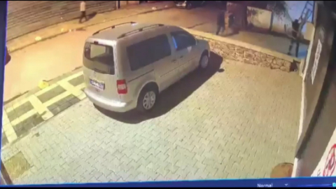 İstanbul - Kadıköy'de merdivenle girdiler, evdekilerin ellerini ve ayaklarını bağlayıp altınları çaldılar