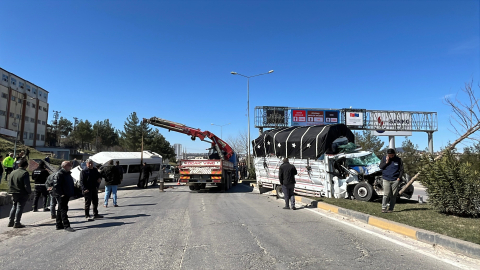 Gaziantep’te kamyonet ile minibüs çarpıştı: 4 yaralı