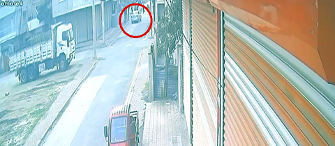 Husumetlileri evin önünde 2 kişiyi yaraladı: Şüpheliler yakalanmadı, korku içerisinde yaşıyoruz