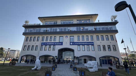 Kuşadası Belediyesi'ne 'yolsuzluk' soruşturması; belediye başkanı dahil 6 gözaltı