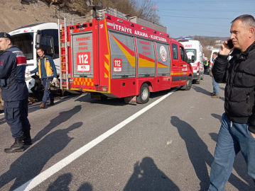 İşçi servisi ile otomobil çarpışt: 13 yaralı