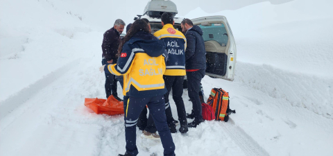 Yolu kapanan köylerdeki hastalar için ekipler seferber oldu