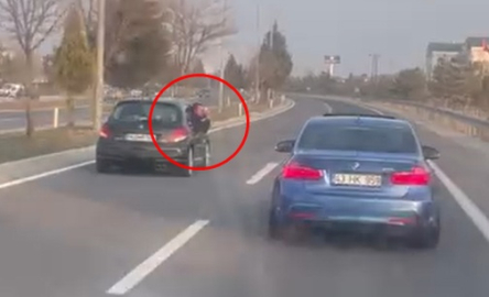 Yolda araçlarıyla yan yana ilerleyip video çeken 2 sürücüye toplam 9 bin TL ceza