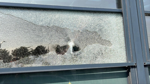 Motosikletli saldırganlar kapalı restoranı kurşunladı