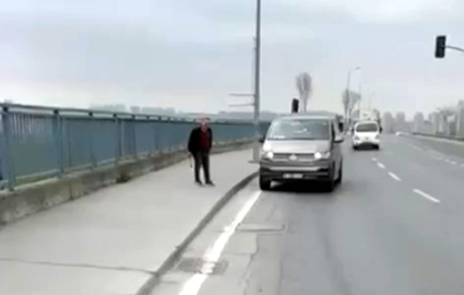 İstanbul- Avcılar'da trafik tartışması; aracından çekiçle indi, kamerayı görünce geri döndü