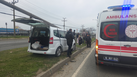 Hafif ticari araç refüjdeki aydınlatma direğine çarptı; 2 yaralı