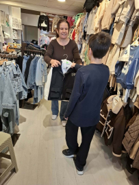 Çamdibi'nin Ömür Ablası'ndan çocuklara bayram hediyesi