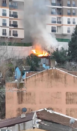 İstanbul - Eyüpsultan'da gecekondunun çatısı alev alev yandı