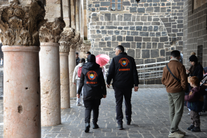 Diyarbakır'da turizm polisi, bayramda kente gelen turistlere 7 dilde hizmet veriyor / Ek fotoğraflar