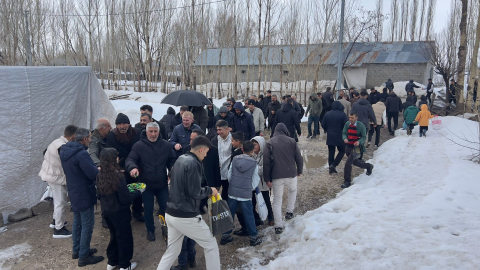 Kar altında asırlık bayramlaşma geleneği; toplu halde kapı kapı dolaştılar