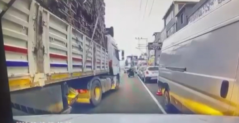 TIR'dan inip, bıçakla otomobile saldırdılar