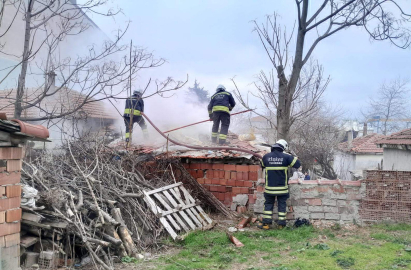 Bedensel engelli, evinde çıkan yangında yaralandı