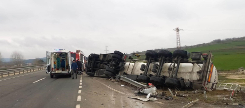Tekirdağ'da devrilen tankerin sürücüsü öldü