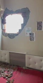 İstanbul - Küçükçekmece'de iş makinesi yıkım sırasında yandaki apartmanın duvarını yıktı: Ev sallanıyor