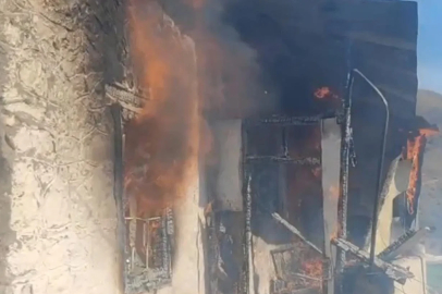 Yangın çıkan ev kullanılamaz hale getirdi