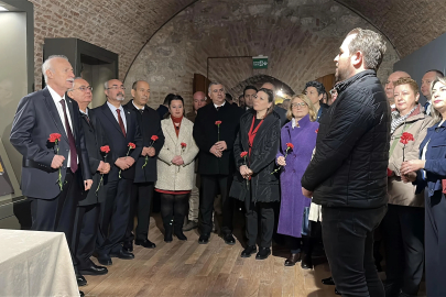 TÜ Senatosu'ndan Balkan Savaşları şehitlerine tabyada anma; kanlı sancağa karanfil bıraktılar