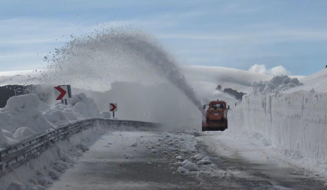 4 aydır ulaşıma kapalı olan 2 bin 600 rakımlı Bülbülan Geçidi’nde karla mücadele