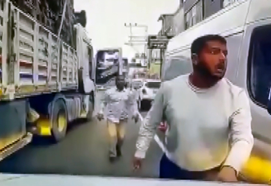 TIR’la otomobilin önünü kesip, sürücüyü tehdit eden baba ile oğlundan 'el hareketi' iddiası