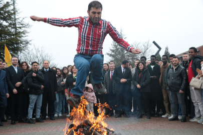 Nevruz ateşinden atlayıp demir dövdüler