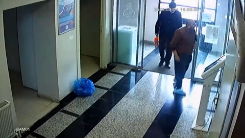 Sağlık merkezine çamurlu çizmelerini çıkarıp galoşla girdi; o anlar kamerada