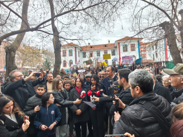 Ankara'da okul binasının devredilmesine tepki gösteren öğrenci ve velilerden basın açıklaması