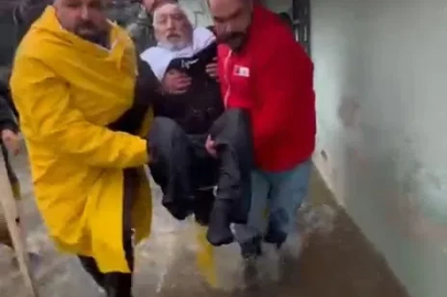 Hatay'da sağanak ve dolu nedeniyle yollar göle döndü (2)