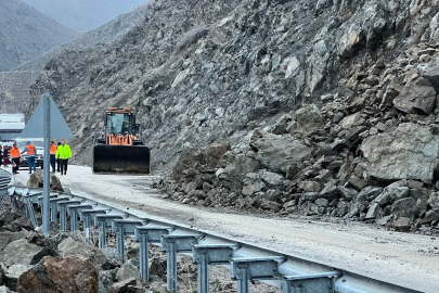 Yüksekova’da heyelan sonrası kapanan yol yeniden ulaşıma açıldı