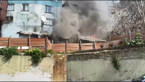 İstanbul - Kağıthane’de yangından son anda kurtulan kadın 'Evim gitti' diyerek ağladı / Ek görüntü