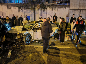 İstanbul - Üsküdar’da iki otomobilin kafa kafaya çarpıştığı kaza kamerada: 1 ölü / Ek bilgiyle
