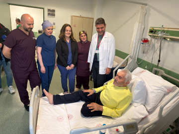 Kalbi 3 saat durdurularak, aort damarı değiştirildi