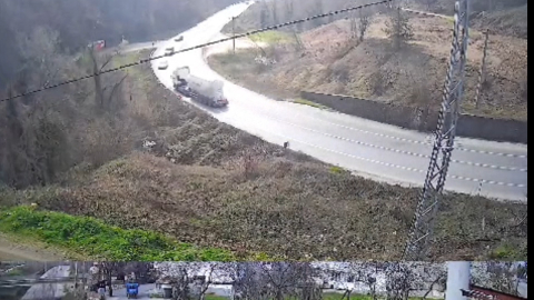 Karşı şeride geçen tanker, 2 otomobille çarpıştı; 3 yaralı