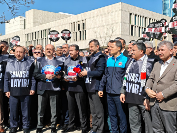 Memur-Sen üyeleri, büyükelçilik önünde, ABD ve İsrail'e tepki gösterdi