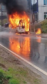 İstanbul- Ümraniye'de servis minibüsü alev alev yandı