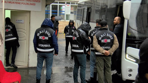 İstanbul - Uşak Belediyesi'ne yönelik 'rüşvet' soruşturmasında gözaltına alınanlar sağlık kontrolünden geçirildi - 2 / Ek görüntü ve fotoğrafla