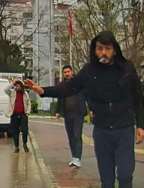 Yol vermek istemeyen sürücüyü darbetmeye çalıştılar; o anlar kamerada