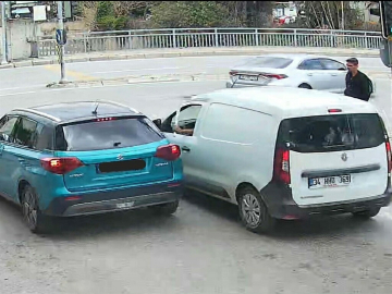 Trafikte beyzbol sopalı saldırı kamerada (2)