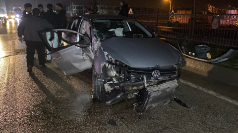 Bursa'da kontrolden çıkan otomobil direğe çarptı: 2 yaralı