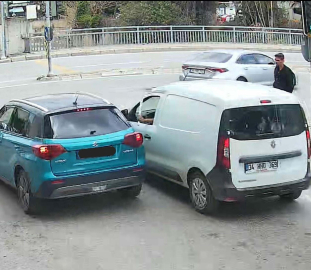 Trafikte beyzbol sopalı saldırı kamerada