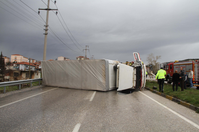 Kamyon, yağmur nedeniyle kayganlaşan yolda devrildi; kaza kamerada