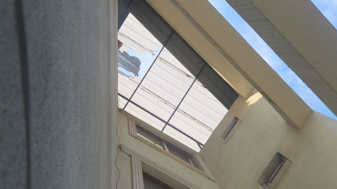 Tamir için çıktığı 3 katlı binanın çatısından düşüp ağır yaralandı