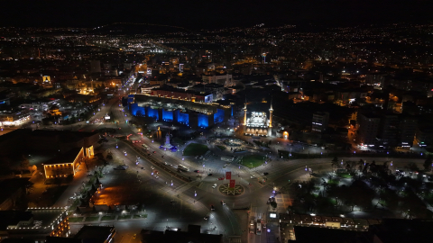 Tarihi Kayseri Kalesi ve saat kulesine ‘otizm’ farkındalığı