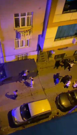 İstanbul - Sultangazi'de bir kişinin yaralandığı kavgadan kurtulmak için minibüsün üzerine çıktı