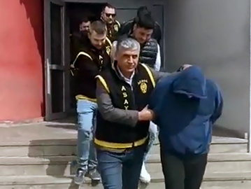 Yatağa bağımlı oğlu için biriktirdiği 1,8 milyon lira değerindeki altınları alıp, dolandırdılar