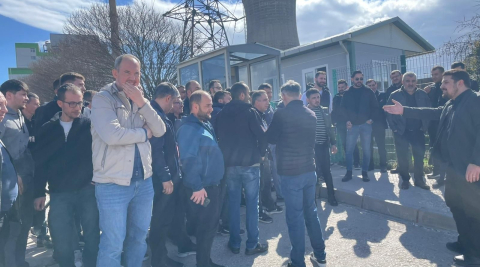 Santral işçileri, ücretsiz izne karşı eylem yaptı