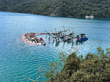 Batan teknenin çıkarılması için çalışma başlatıldı; yağ ve yakıt sızıntısına karşı bariyerli önlem