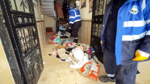 Avcılar'da bir binada iki çöp ev; 3 kamyon atık çıkarıldı