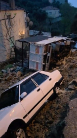 Aydın'da sağanak; istinat duvarı çöktü, bazı evleri su bastı