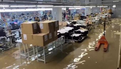 Şanlıurfa'da sağanak nedeniyle tekstil fabrikasını su bastı; işçiler tahliye edildi