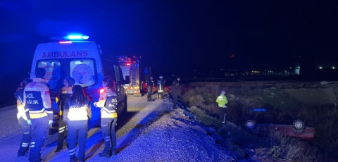 Otomobil takla attı, içindekiler kaçtı