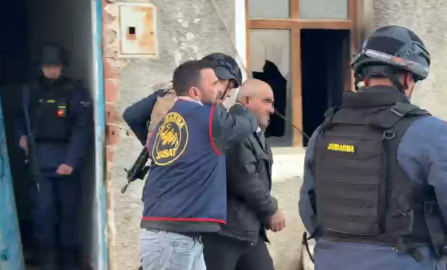 2 evi ateşe verdi, gelen jandarma ekiplerine saatlerce direndi